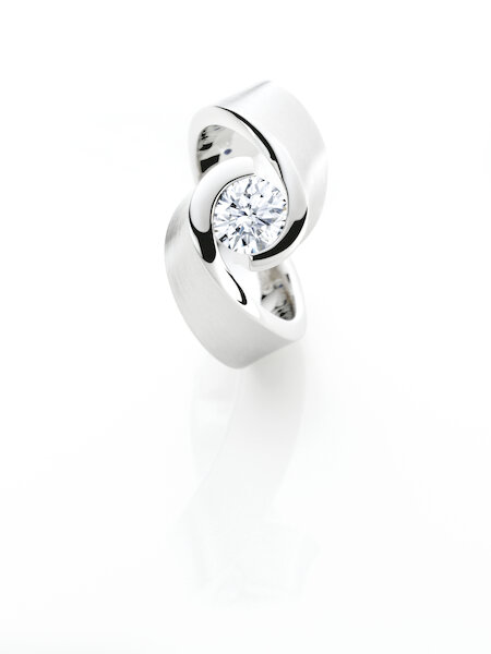 Solitärring I Umarmung I 750 WG I 0,77 Carat
