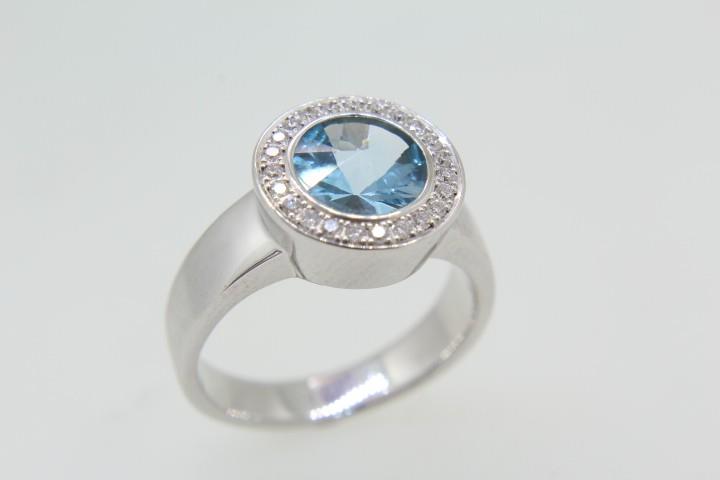 Ring mit Brillant + Farbstein