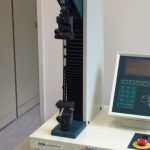 Geprüfte Qualität: Hier werden Armbänder auf Zugkraft getestet Zugkraft - Qualitätskontrolle für Junghans Armbänder